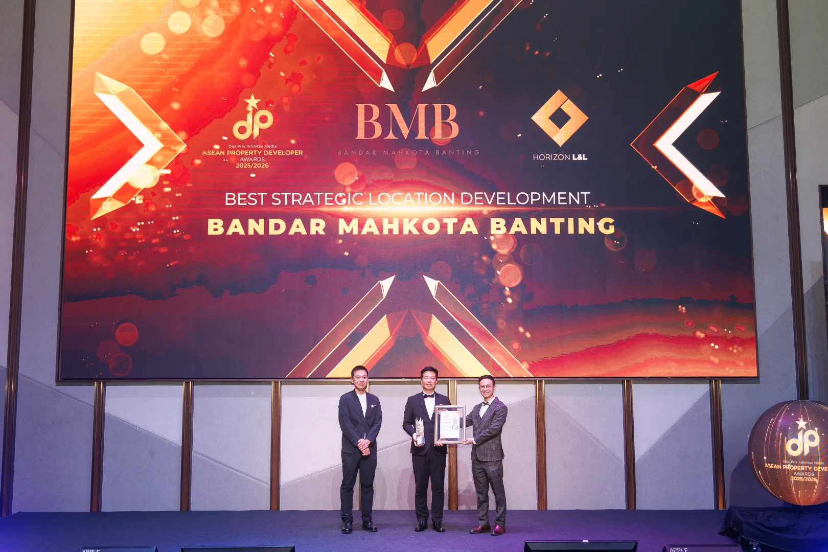 Bandar Mahkota Banting by Horizon L&L (Sel) Sdn. Bhd. - Best Strategic Location Development 2025/2026 - Robert Tay (Co-CEO) receives award - Winner's Image