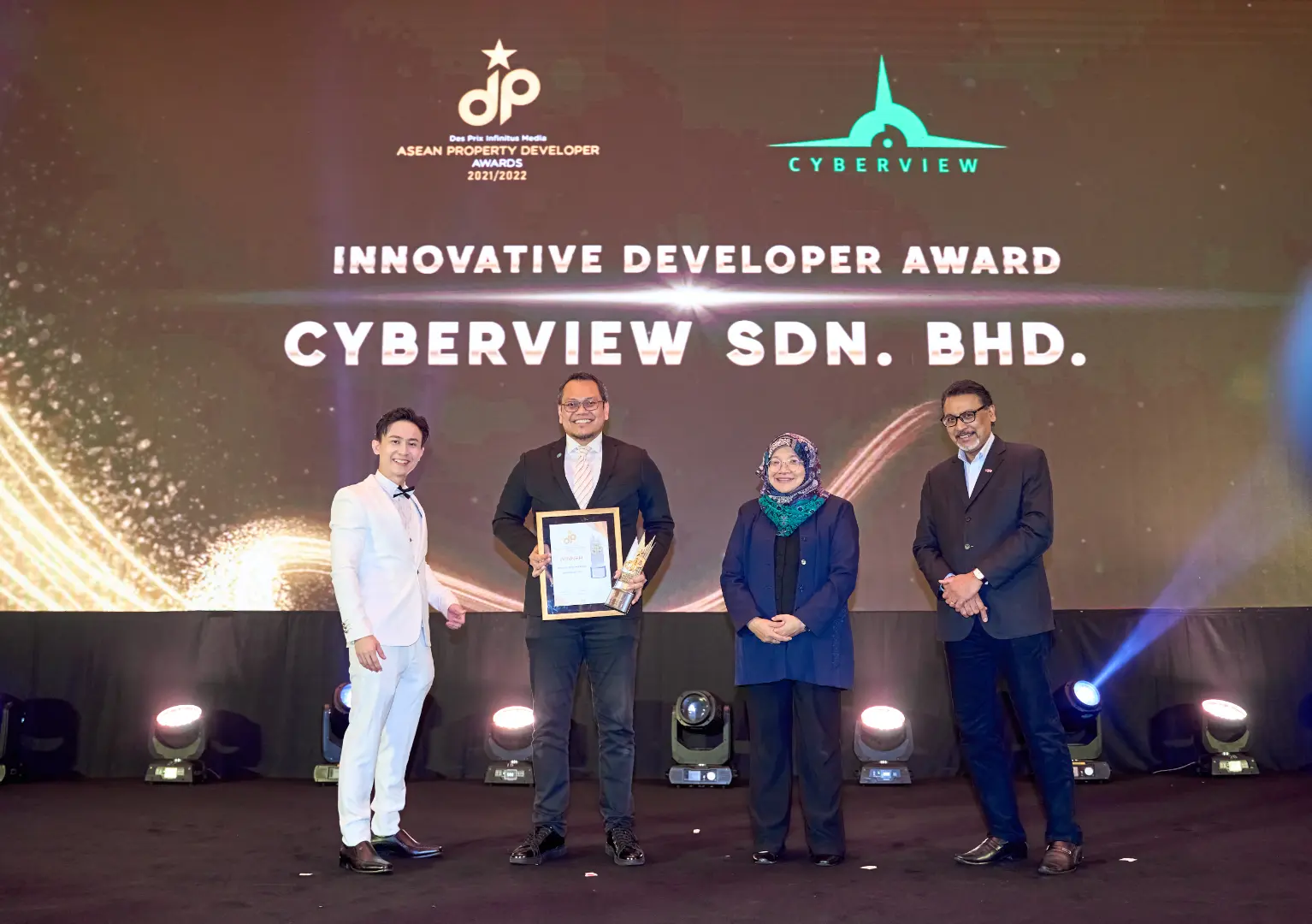 Cyberview Sdn Bhd - Innovative Developer Award 2021/2022 - Roni Shah Mustapha (Division Head - Business, City and Communication Division) receives award - Winner's Image