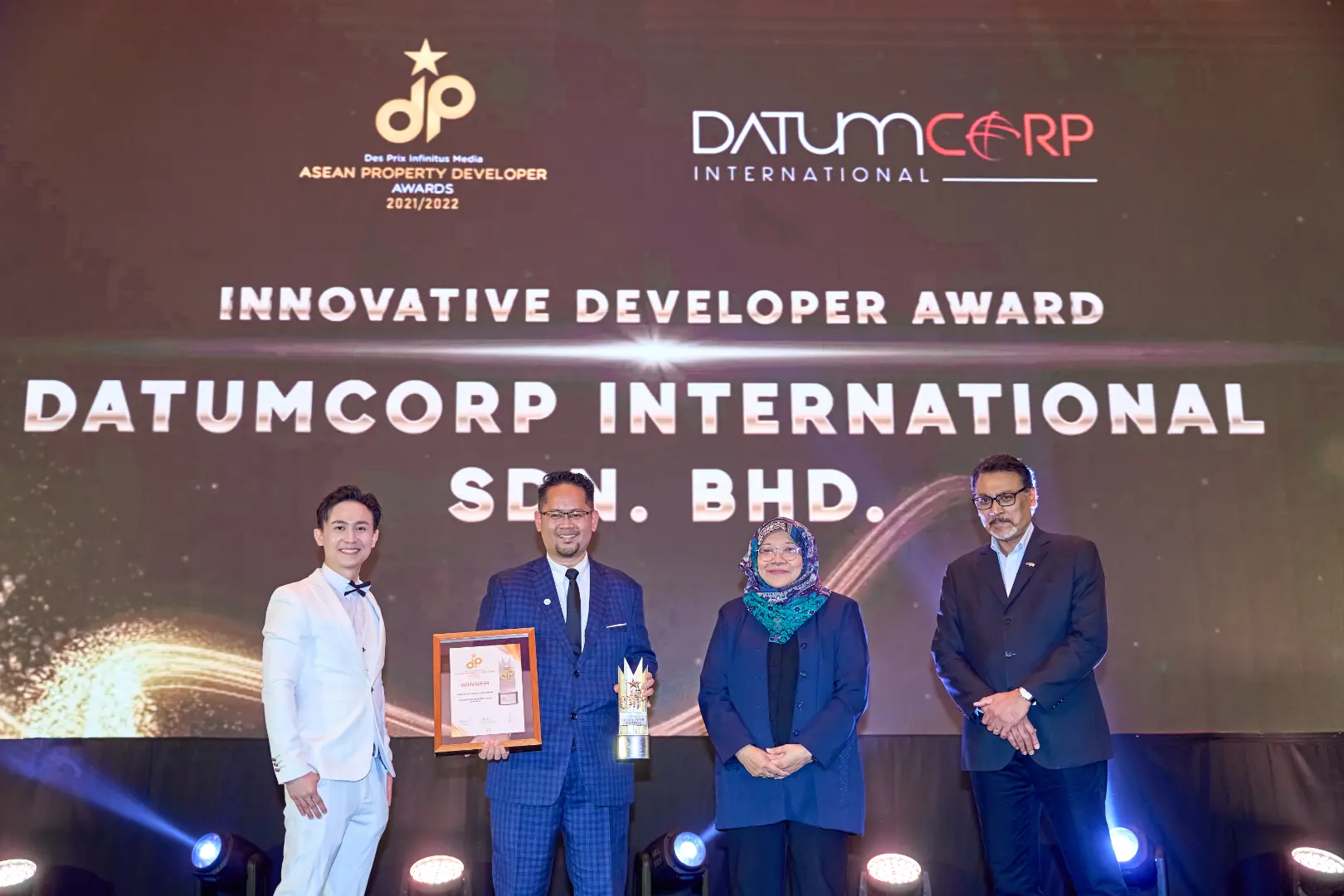 Datumcorp International Sdn Bhd - Innovative Developer Award 2021/2022 - Khairul Anuar Othman (General Manager, Business Development & Marketing) receives award - Winner's Image