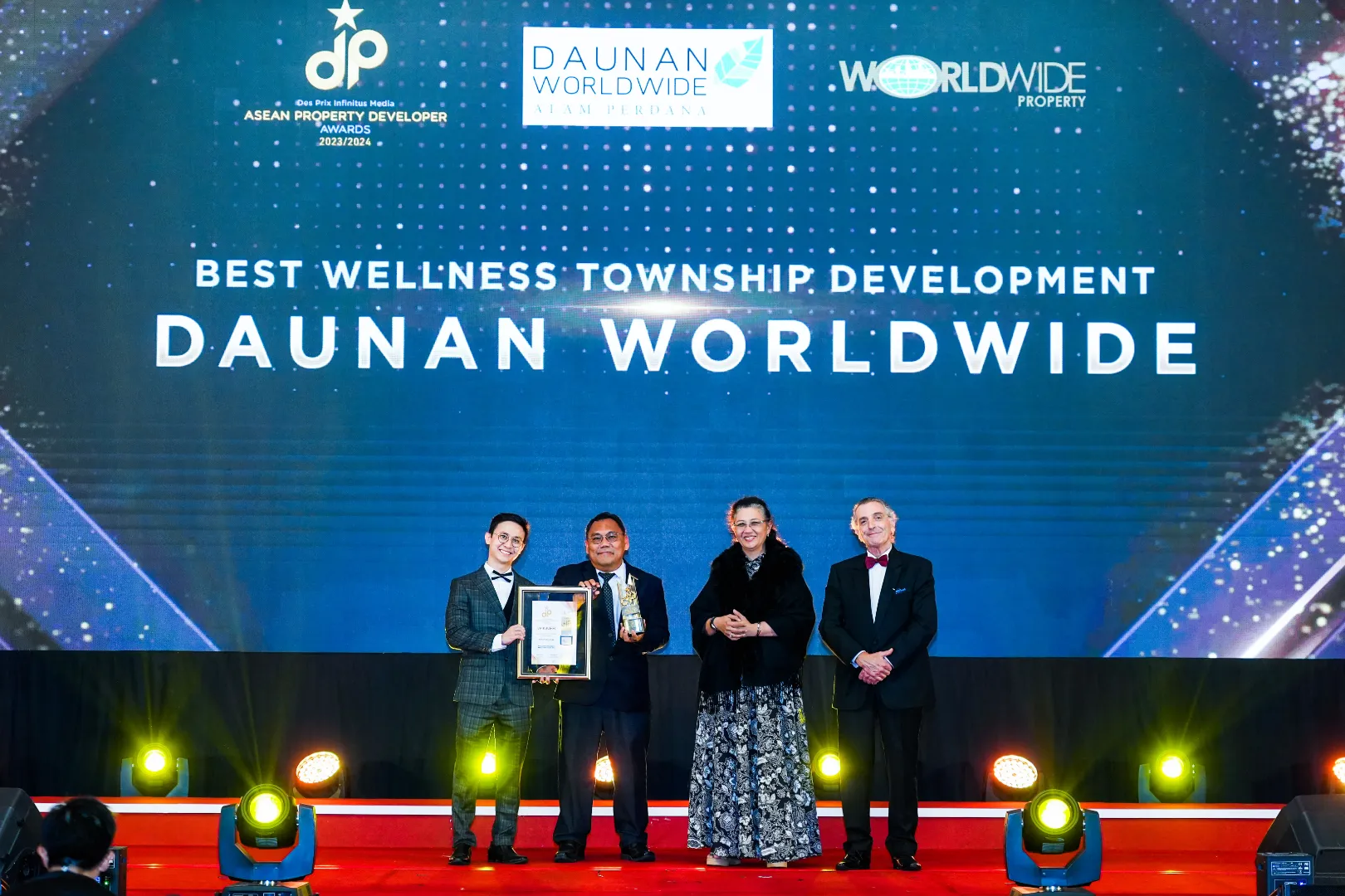 Daunan Worldwide by Worldwide Holdings Berhad - Best Wellness Township Development 2023/2024 - Sr. Hamyzar Toha (Chief Operating Officer, Real Estate) receives award - Winner's Image