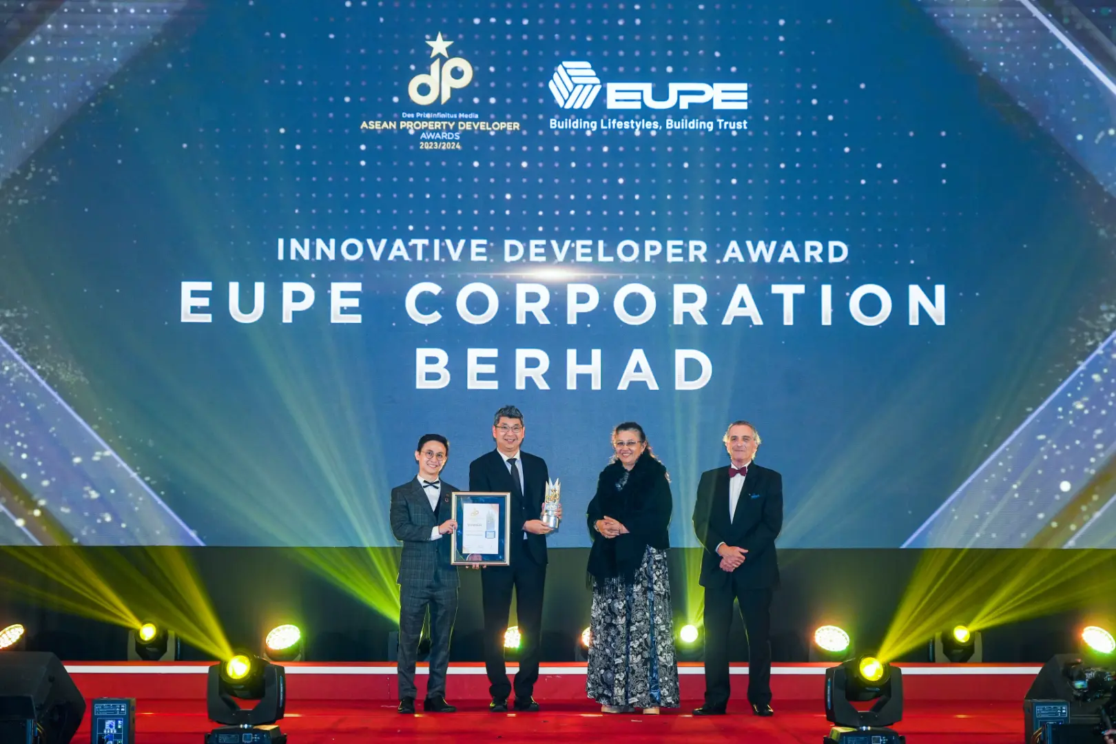 Eupe Corporation Berhad - Innovative Developer Award 2023/2024 - Mr. Tan Ming Siang (Director of Property Development) receives award - Winner's Image