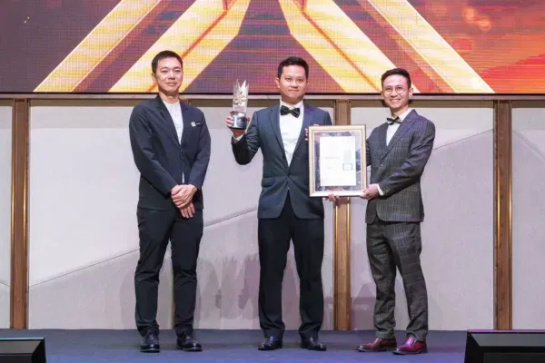 Glomac Berhad - Best Developer Award 2025/2026 - Mr. Tan Soon Meng (CFO - Chief Financial Officer) receives award (Close Up View)