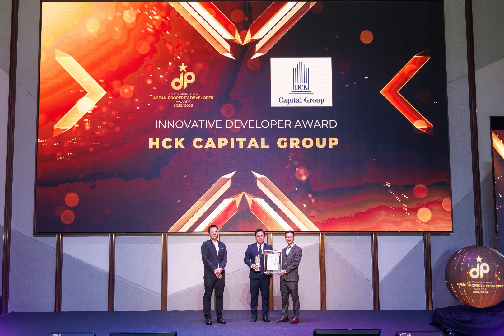 HCK Capital Group - Innovative Developer Award 2025/2026 - Datuk Simon Kwan (Managing Director) receives award - Winner's Image