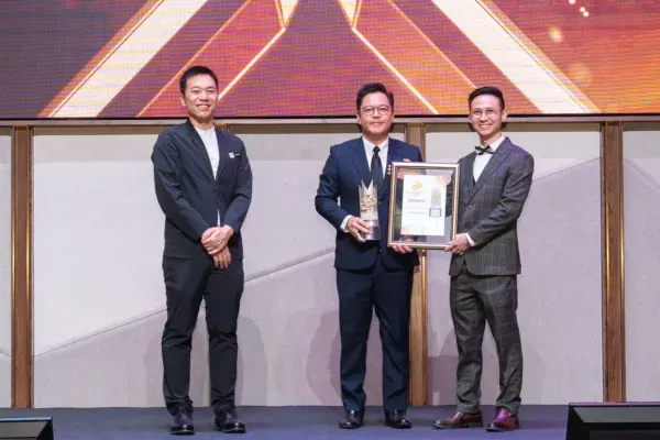 HCK Capital Group - Innovative Developer Award 2025/2026 - Datuk Simon Kwan (Managing Director) receives award (Close Up View)