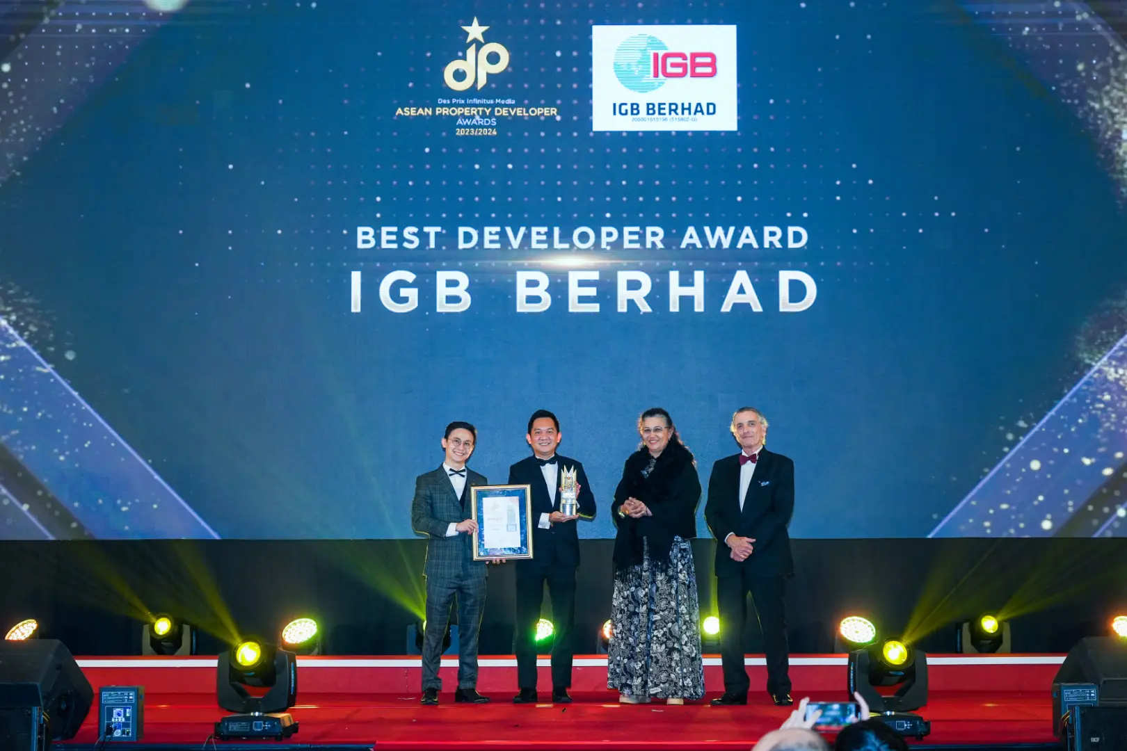 IGB Berhad - Best Developer Award 2023/2024 - Mr. Jyonel Teh (Senior Manager - Group Sales) receives award - Winner's Image