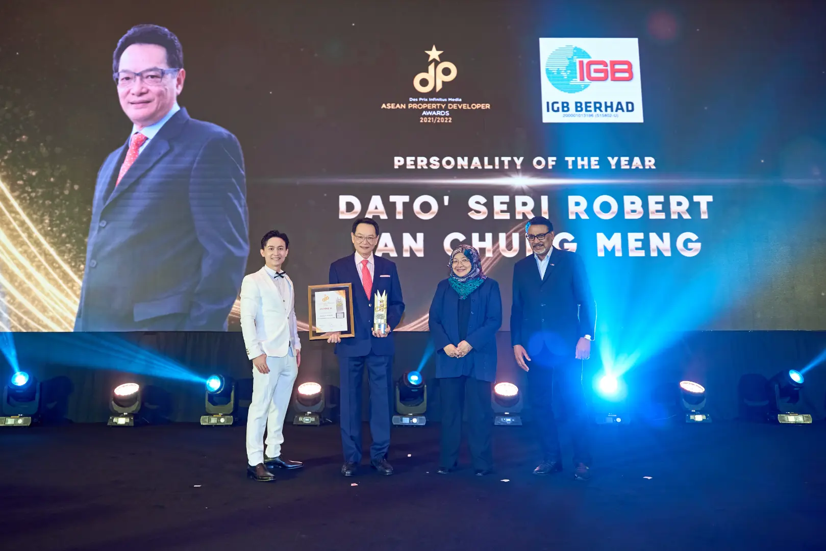 IGB Berhad - Personality of the Year 2021/2022 - Dato' Seri Robert Tan Chung Meng (Group CEO) receives award - Winner's Image