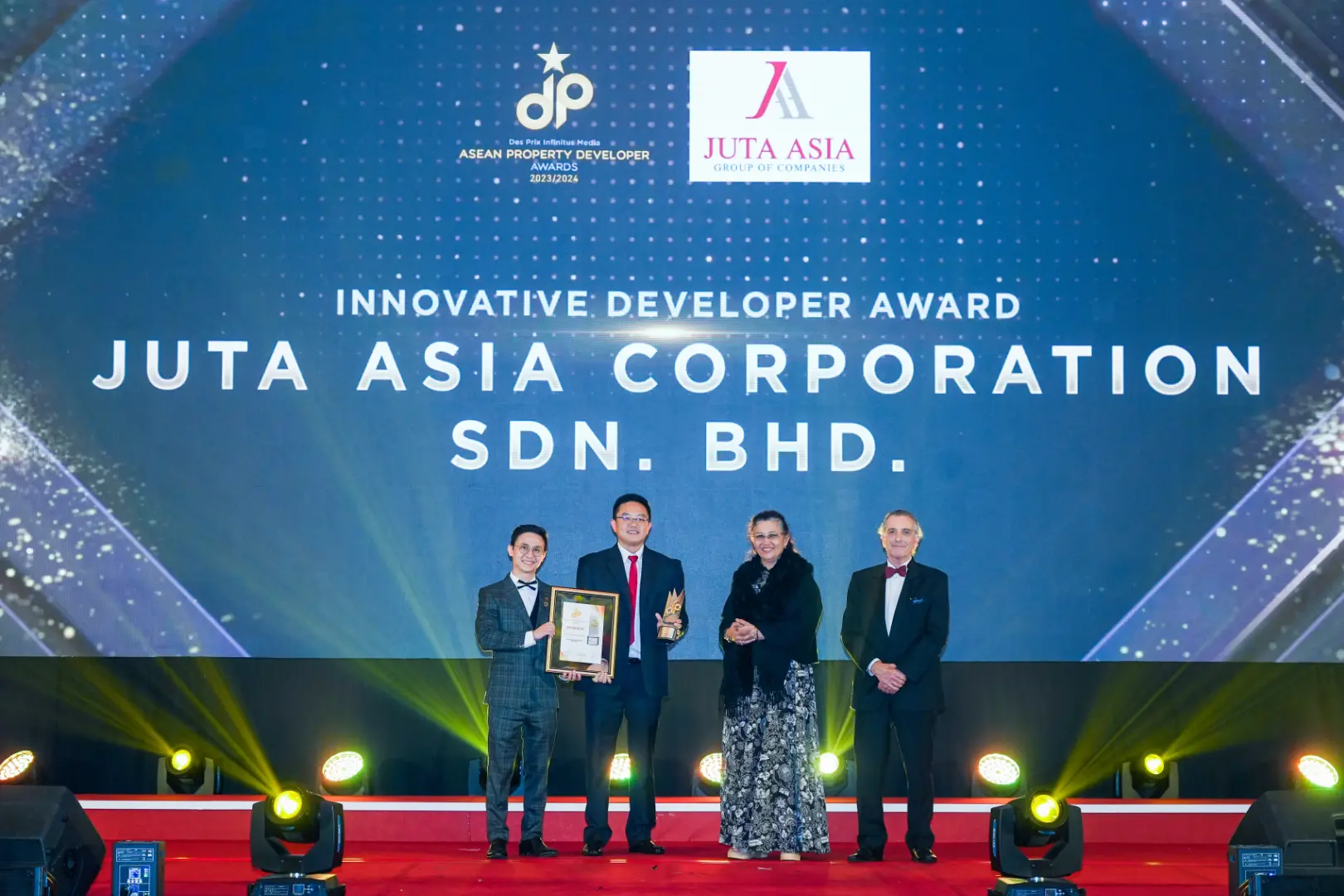 Juta Asia Corporation Sdn Bhd - Innovative Developer Award 2023/2024 - Mr. Wie Jay Sern (Chief Operating Officer) receives award - Winner's Image