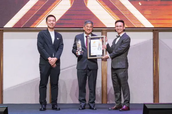 KTI Group - Innovative Developer Award 2025/2026 - Datuk Dr. Gordon Loke Theen Fatt (Group CEO and Managing Director) receives award (Close Up View)