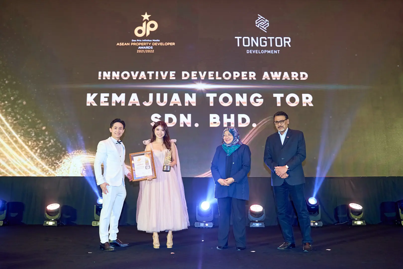 Kemajuan Tong Tor Sdn Bhd - Innovative Developer Award 2021/2022 - Crystal Goh (Sales & Marketing Manager) receives award - Winner's Image