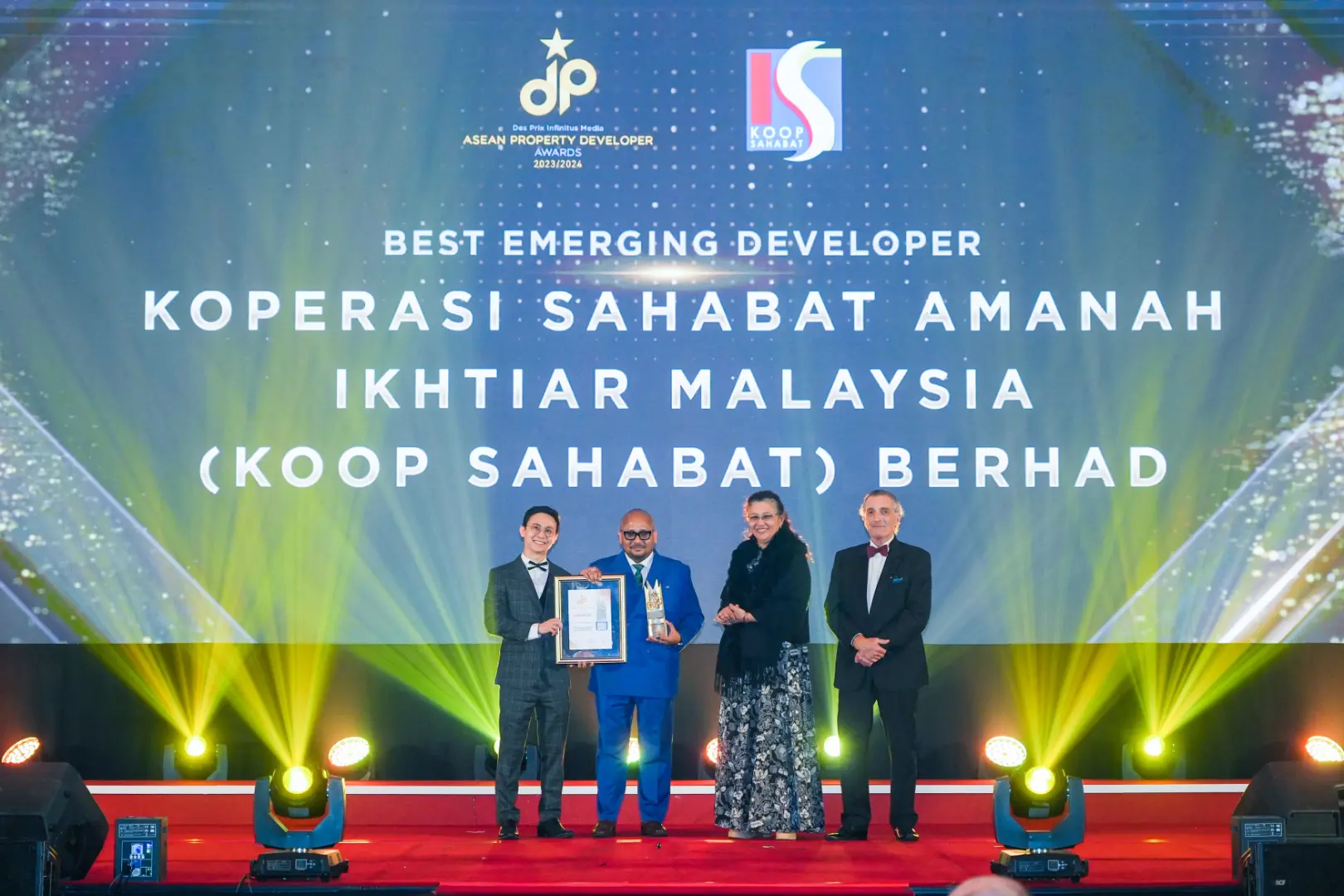 Koperasi Sahabat Amanah Ikhtiar Malaysia (Koop Sahabat) Berhad - Best Emerging Developer 2023/2024 - Mr. Mohd Najib Bin Hj Mohd Noor (Chairman) receives award - Winner's Image