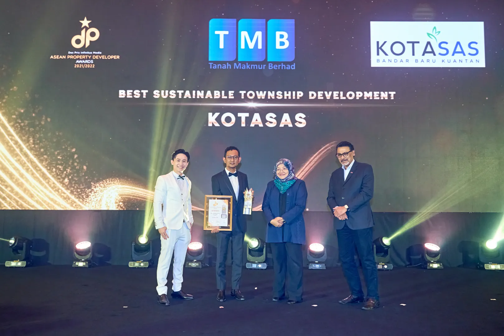 KotaSAS by KotaSAS Sdn. Bhd. - Best Sustainable Township Development 2021/2022 - Dato' Shahrul Nizam Bin Abdul Aziz (Director) receives award - Winner's Image