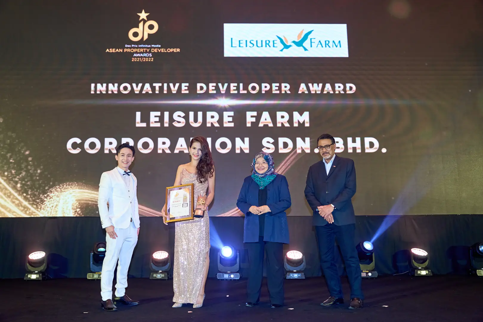 Leisure Farm Corporation Sdn Bhd - Innovative Developer Award 2021/2022 - Vier Tan (Assistant Manager - Sales) receives award - Winner's Image