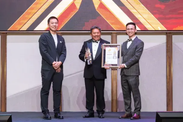 Leisure Farm Corporation Sdn. Bhd. - Innovative Developer Award 2025/2026 - Mohd Azmil Bin Abd. Shukor (Managing Director) receives award (Close Up View)