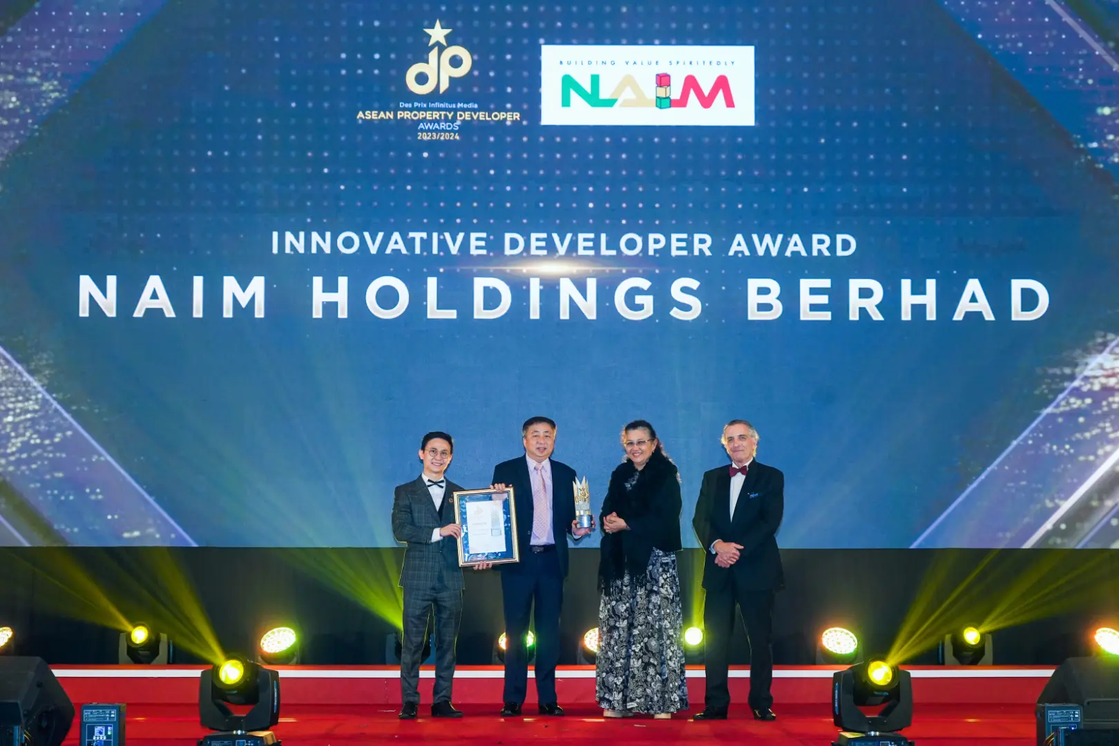 Naim Holdings Berhad - Innovative Developer Award 2023/2024 - Mr. Tan Chuan Dyi (Independent Non-Executive Director) receives award - Winner's Image