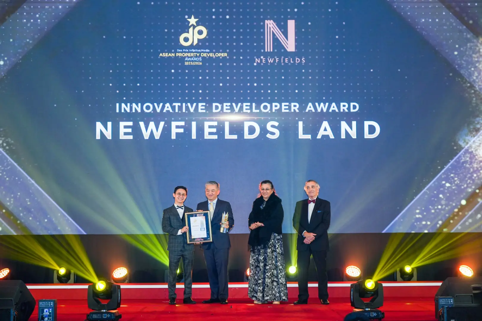 Newsfields Land Sdn. Bhd. - Innovative Developer Award 2023/2024 - Mr. Seow Voon Ping (Group Managing Director) receives award - Winner's Image