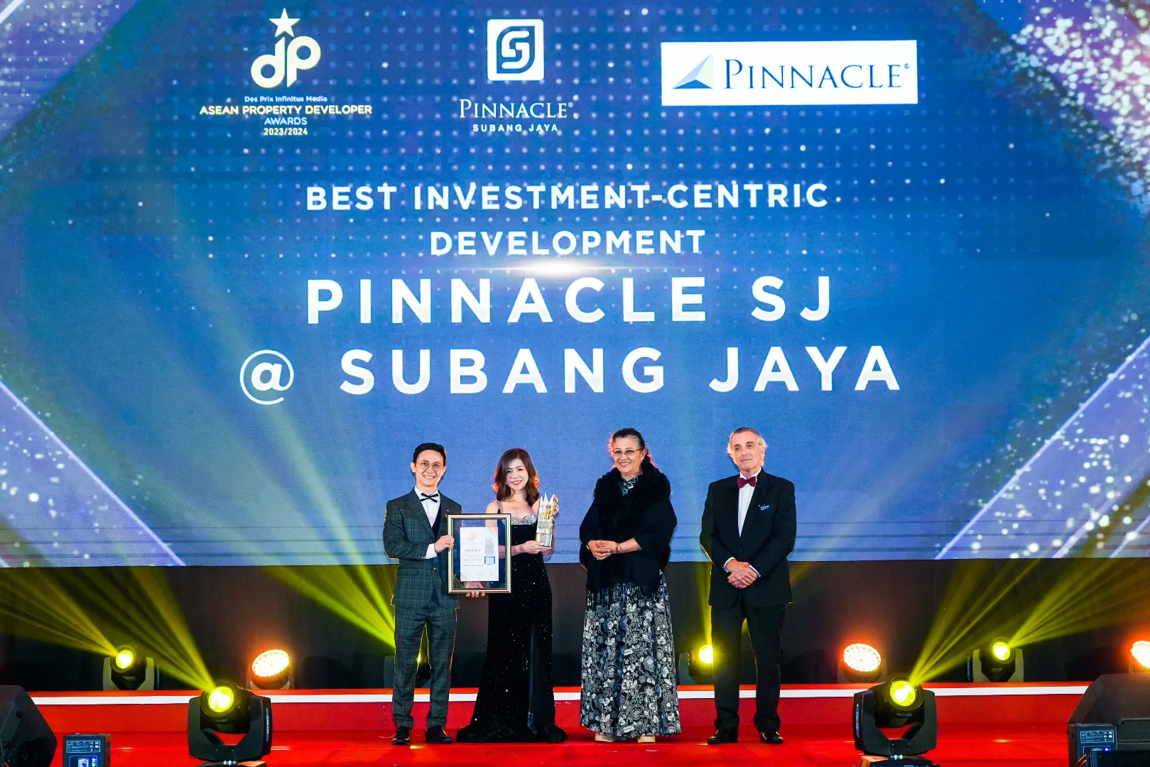 Pinnacle Subang Jaya by Pinnacle Homes Sdn Bhd - Best Investment Centric Development 2023/2024 - Ms. Candy Chew (Marketing and Sales Director) receives award - Winner's Image