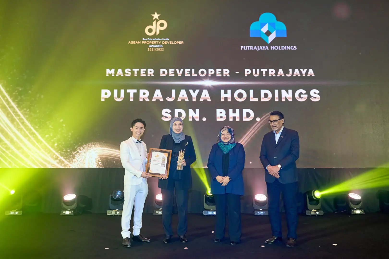 Putrajaya Holdings Sdn. Bhd. - Master Developer Putrajaya 2023/2024 - Dato' Hashimah Hashim (CEO) receives award - Winner's Image