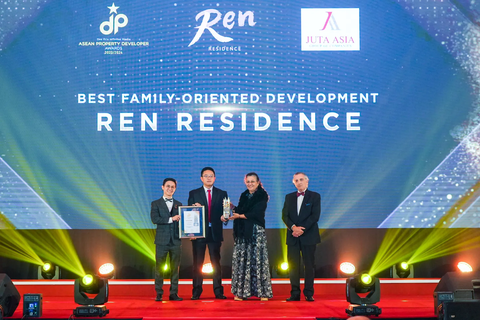 Ren Residence by Juta Asia Corporation Sdn Bhd - Best Family Oriented Development 2023/2024 - Mr. Wie Jay Sern (COO) receives award - Winner's Image