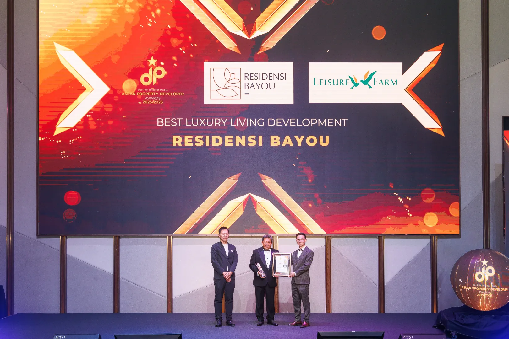 Residensi Bayou by Leisure Farm Corporation Sdn. Bhd. - Best Luxury Living Development 2025/2026 - Mohd Azmil Bin Abd. Shukor (Managing Director) receives award - Winner's Image