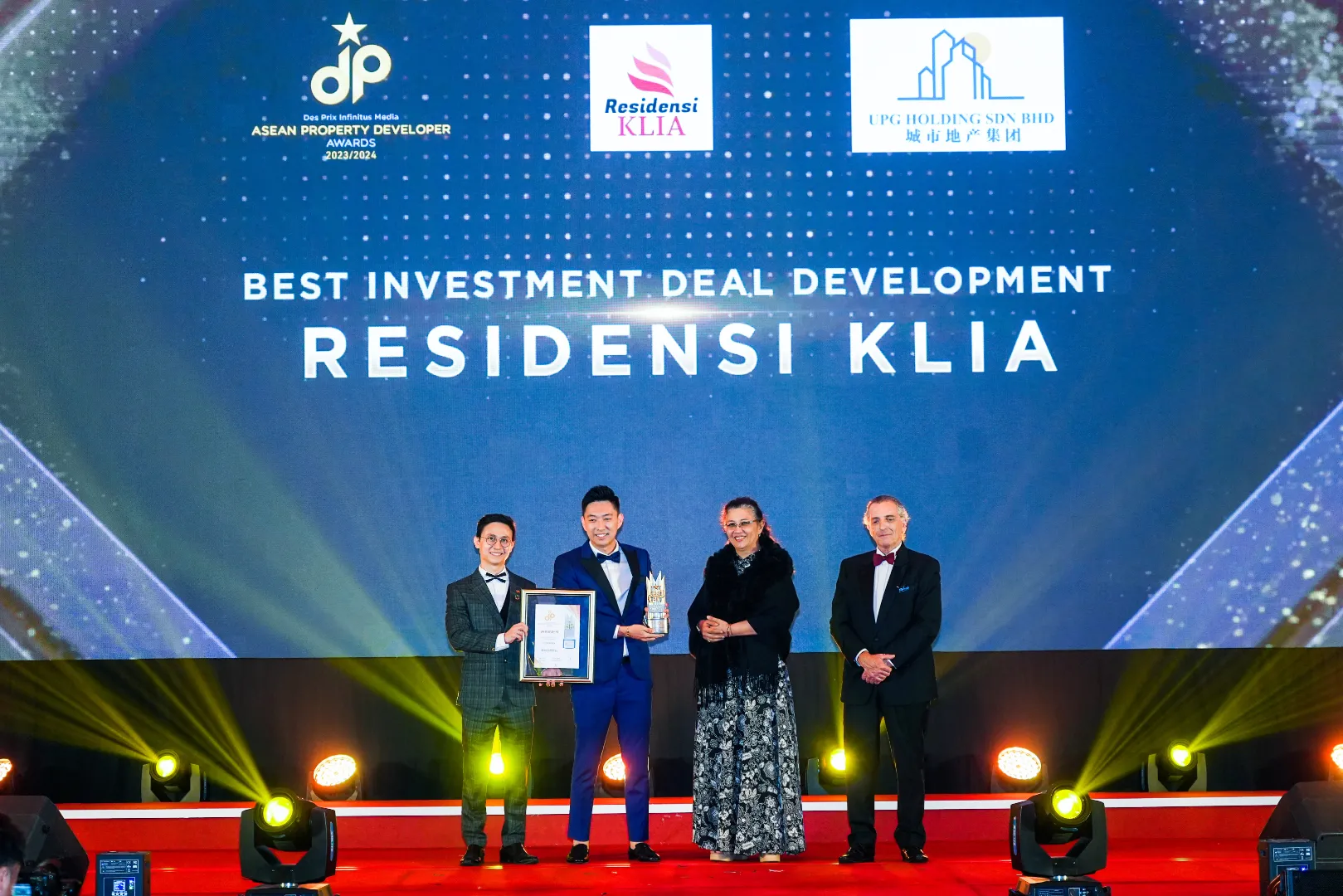 Residensi KLIA - Best Investment Deal Development 2023/2024 - Jayson Chong (Founder) receives award - Winner's Image