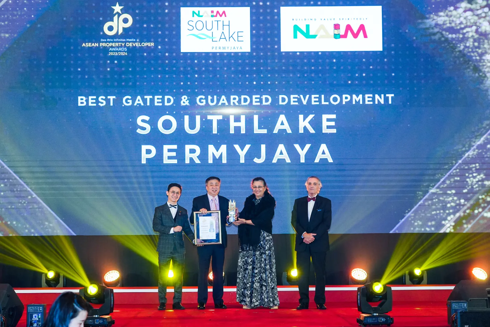 Southlake Permyjaya by Naim Holdings Berhad - Best Gated & Guarded Development 2023/2024 - Mr. Tan Chuan Dyi (Independent Non-Executive Director) receives award - Winner's Image
