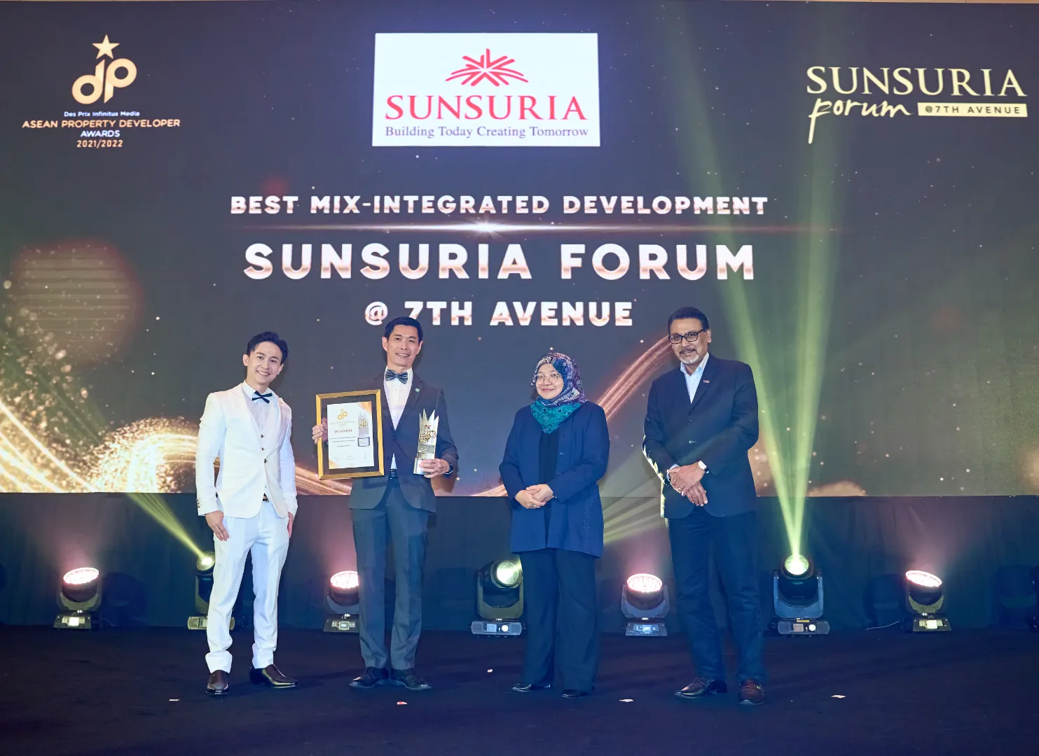 Sunsuria Forum @ 7th Avenue by Sunsuria Berhad - Best Mix Integrated Development 2021/2022 - Mr. Wong Chiew Meng (Chief Project Officer) receives award - Winner's Image
