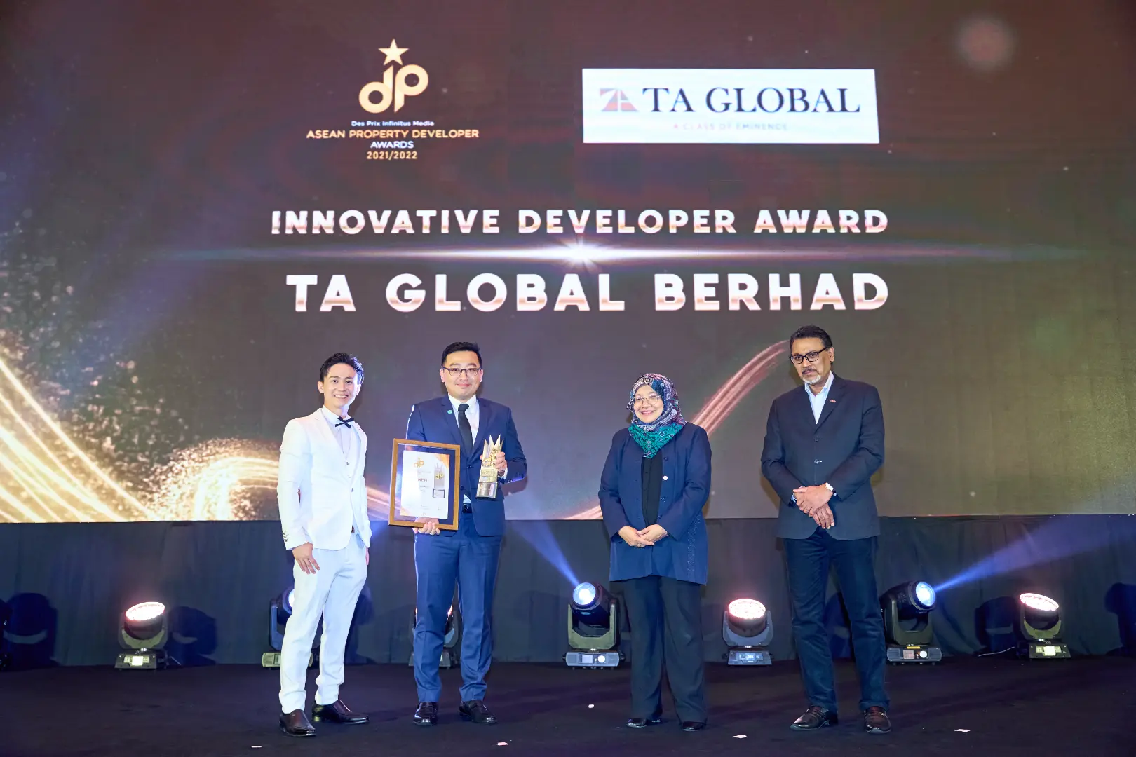 TA Global Berhad - Innovative Developer Award 2021/2022 - Ken Choy (Sales & Marketing Director) receives award - Winner's Image