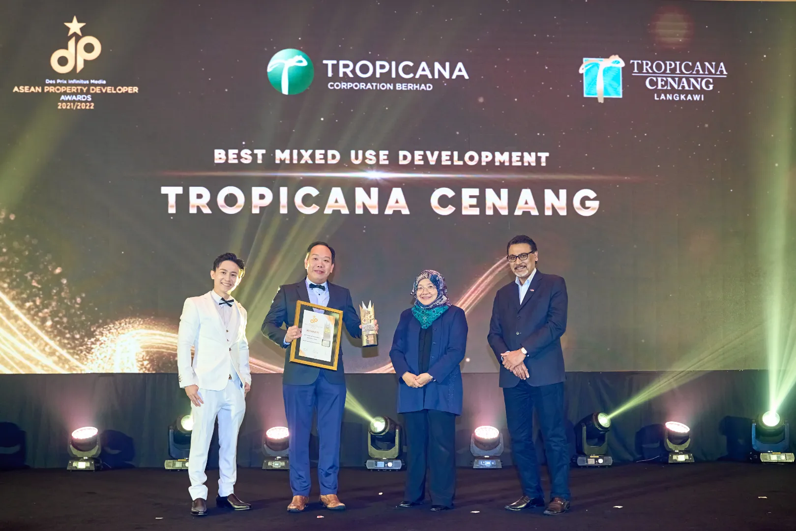 Tropicana Cenang by Tropicana Corporation Berhad - Best Mixed Use Development 2021/2022 - Allan Wong (Executive Director) receives award - Winner's Image