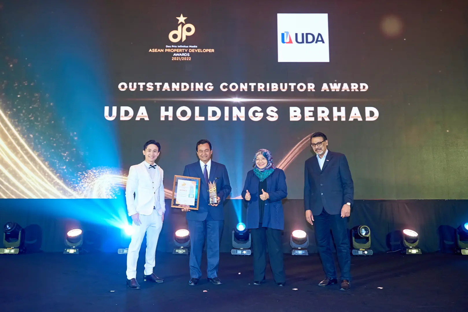 UDA Holdings Berhad Outstanding Contributor Award 2021/2022 - Sr Mohd. Salem Kailany, (President / Chief Executive Officer) receives award - Winner's Image