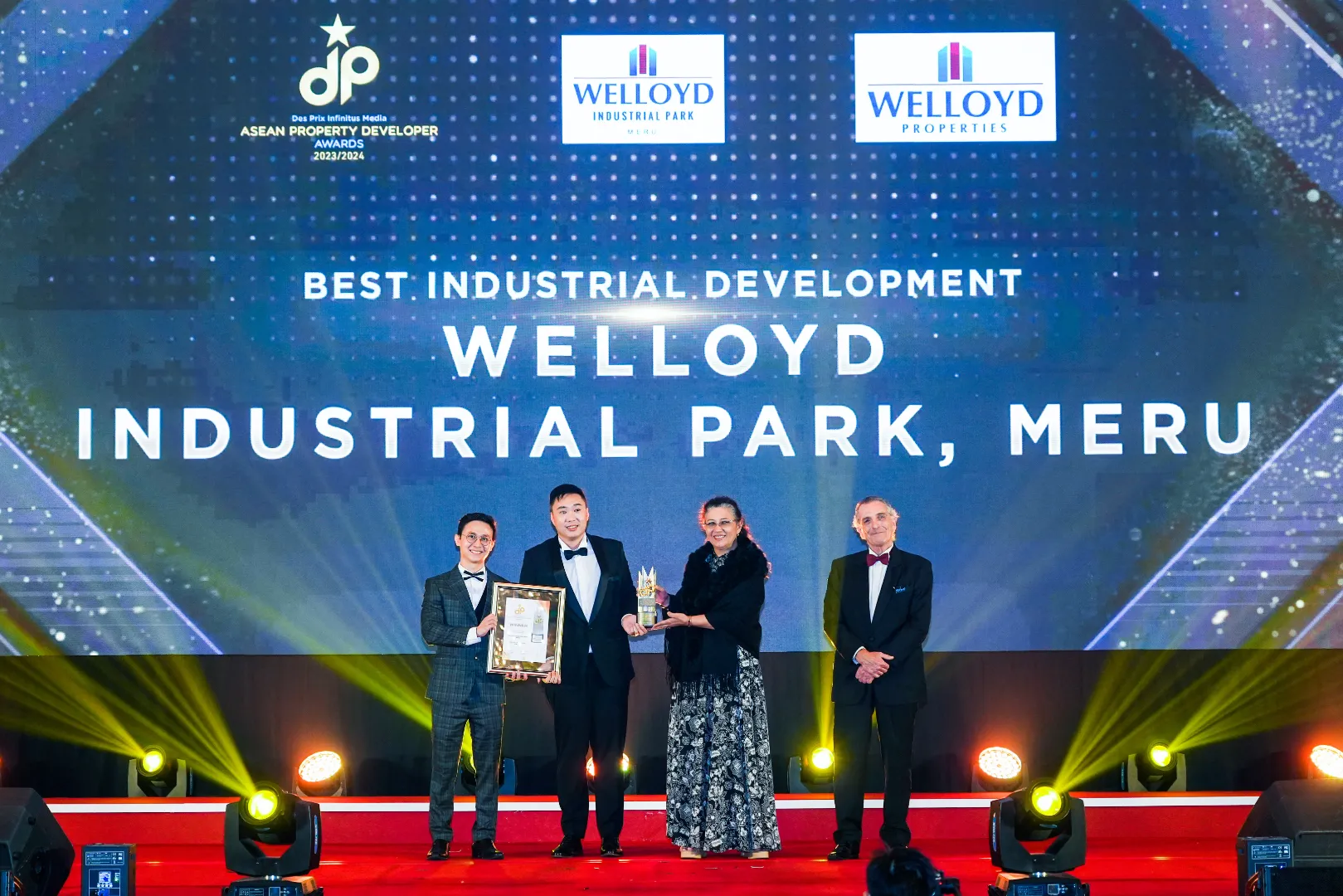 Welloyd Industrial Park @ Meru by Welloyd Properties Sdn Bhd - Best Industrial Development 2023/2024 - Mr. Teh Ruey Siang (Director) receives award - WInner's Image