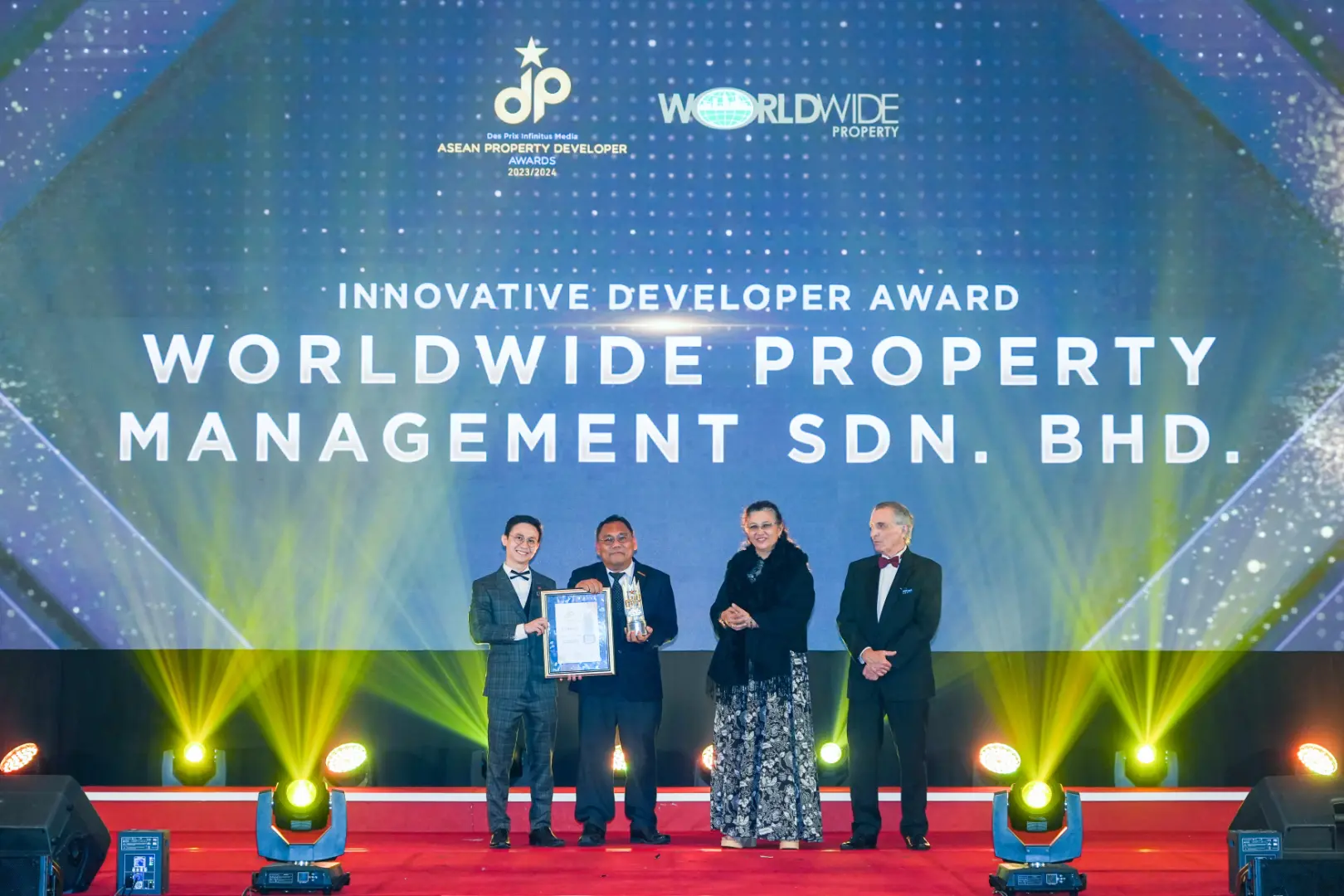 Worldwide Property Management Sdn. Bhd. - Innovative Developer Award 2023/2024 - Sr. Hamyzar Toha (Chief Operating Officer, Real Estate) receives award - Winner's Image
